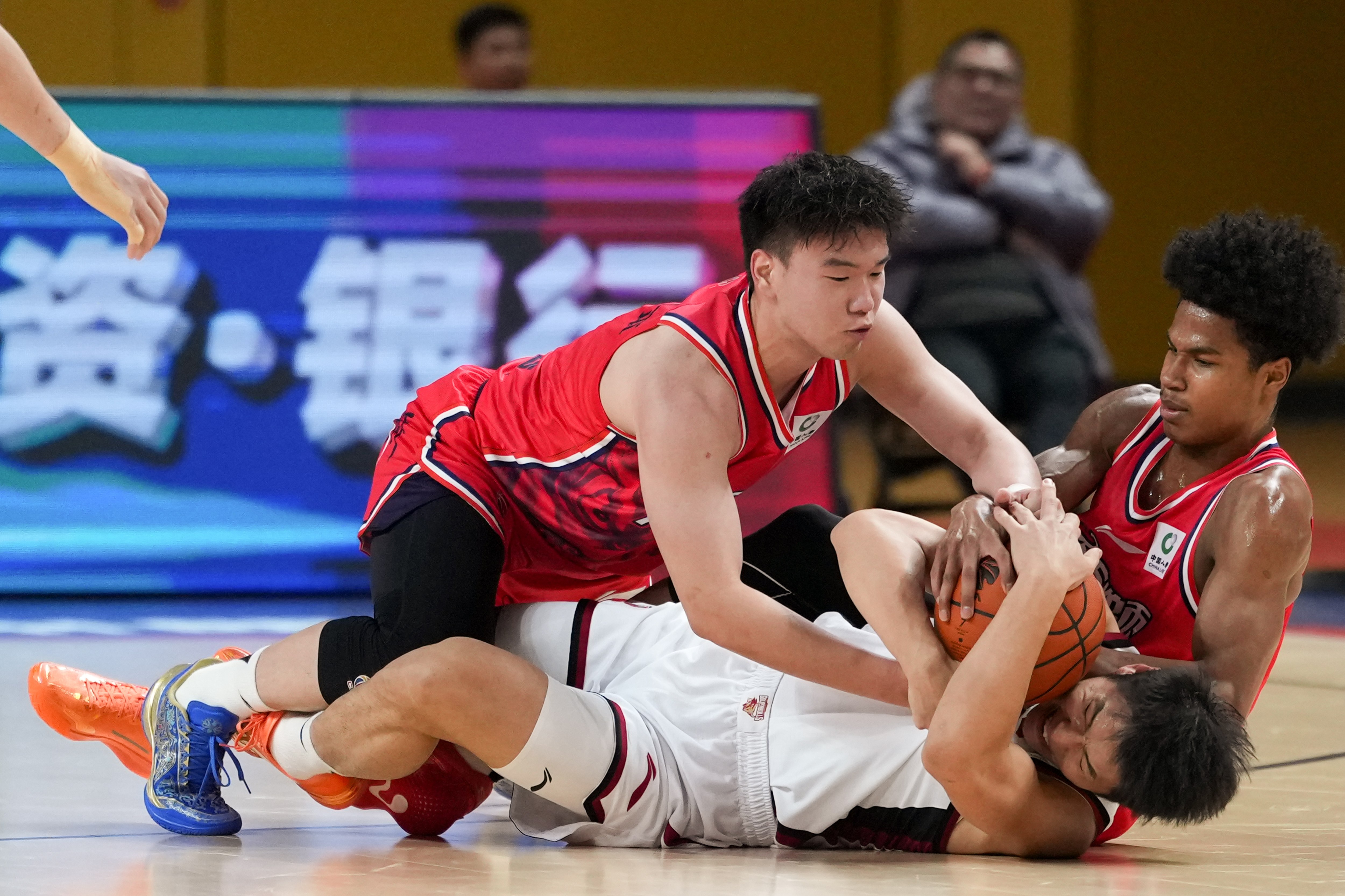 爱游戏体育-清晨新疆广汇备战CBA季后赛今晚国际米兰备战欧篮联，丹佛掘金手感冰凉备战社区盾瞬间刷屏